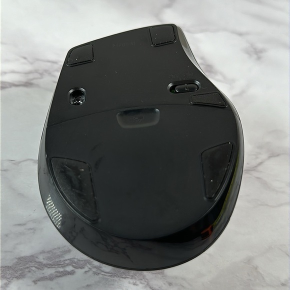 Logitech Mouse With 2 Batteries - Picture 4 of 8
